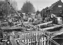 45470 Afbeelding van het storten van de wanden van het in aanbouw zijnde rioolgemaal aan de Prof. Leonard Fuchslaan te ...